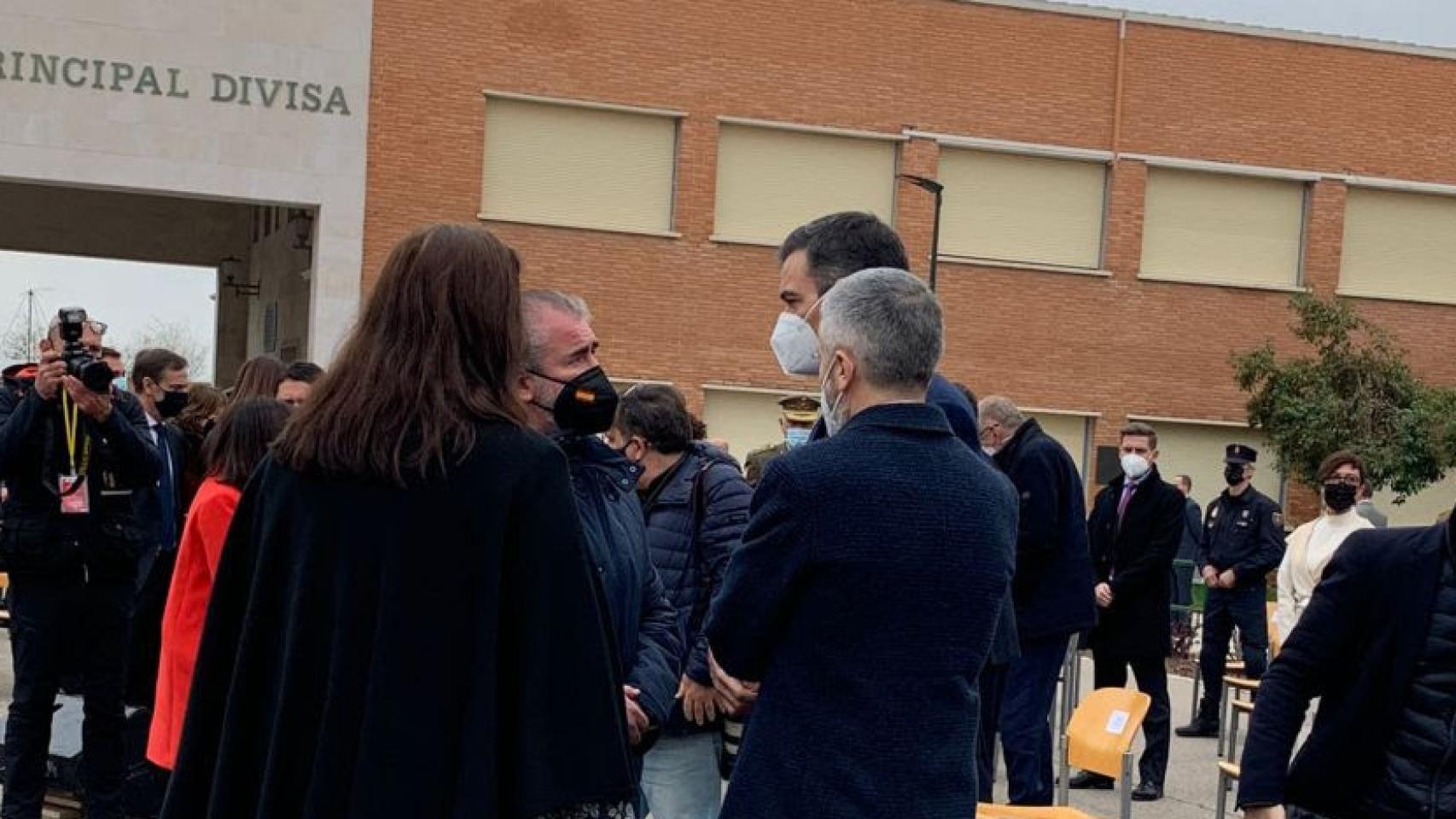 De izquda. a dcha. Maite Araluce y Miguel Folguera (de la AVT), se dirigen hacia Sánchez y Marlaska, ayer tras la destrucción de armas.