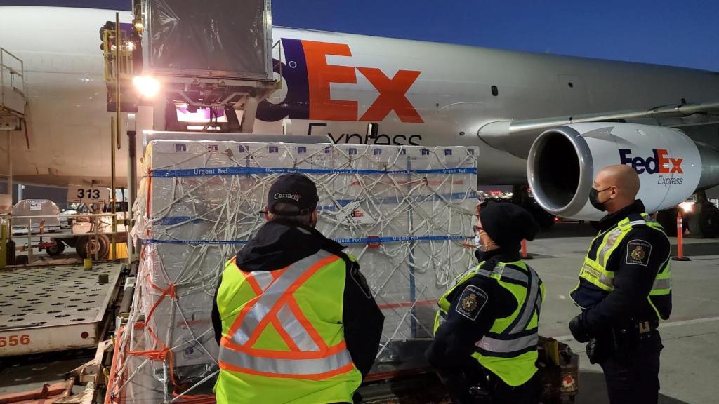 Un cargamento de vacunas de AstraZeneca a su llegada a Canadá