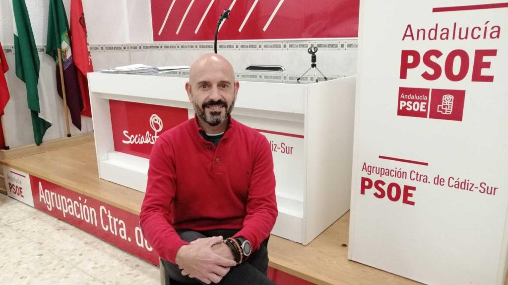 Javier Salas en la sede de su agrupación.