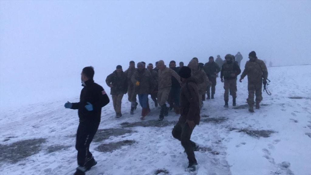 Equipos de rescate trasladan a uno de los heridos en el accidente de helicóptero ocurrido en  Bitlis.