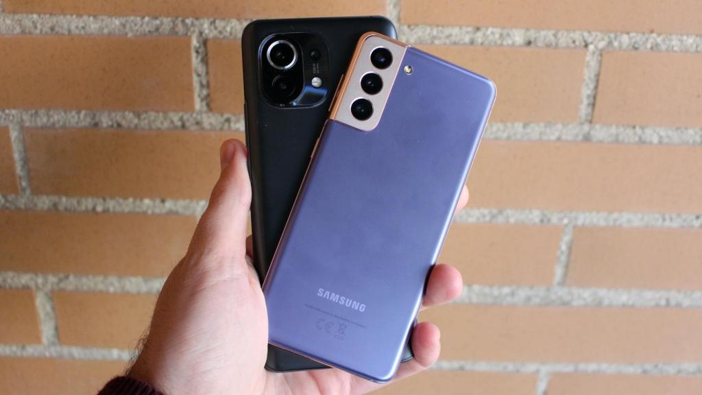 Parte trasera del Samsung Galaxy S21 y Xiaomi Mi 11.