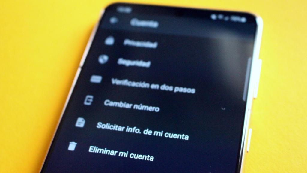 En los ajustes de WhatsApp se puede solicitar un informe de la cuenta.