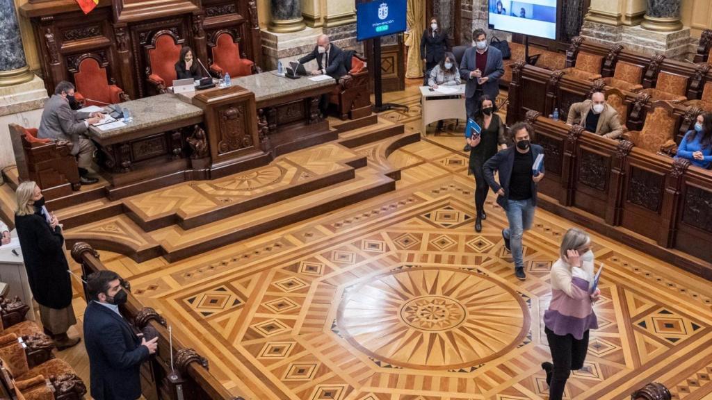 Concejales de Marea Atlántica abandonando un pleno del Ayuntamiento de A Coruña.
