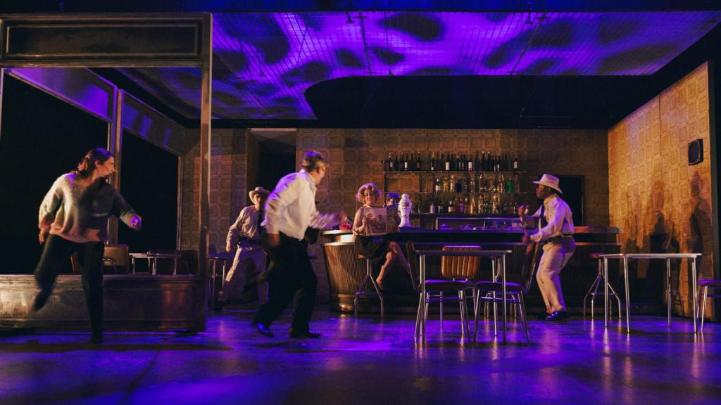 'El bar que se tragó a todos los españoles', obra escrita y dirigida por Alfredo Sanzol.