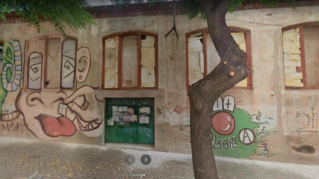 Entrada a la nave industrial okupada Nabat, donde vivían 5 de los 6 italianos detenidos.