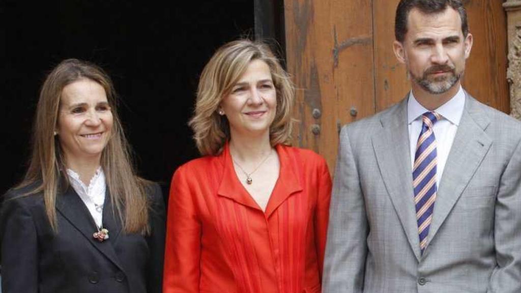 Las infantas Elena y Cristina junto a su hermano, el rey Felipe VI.