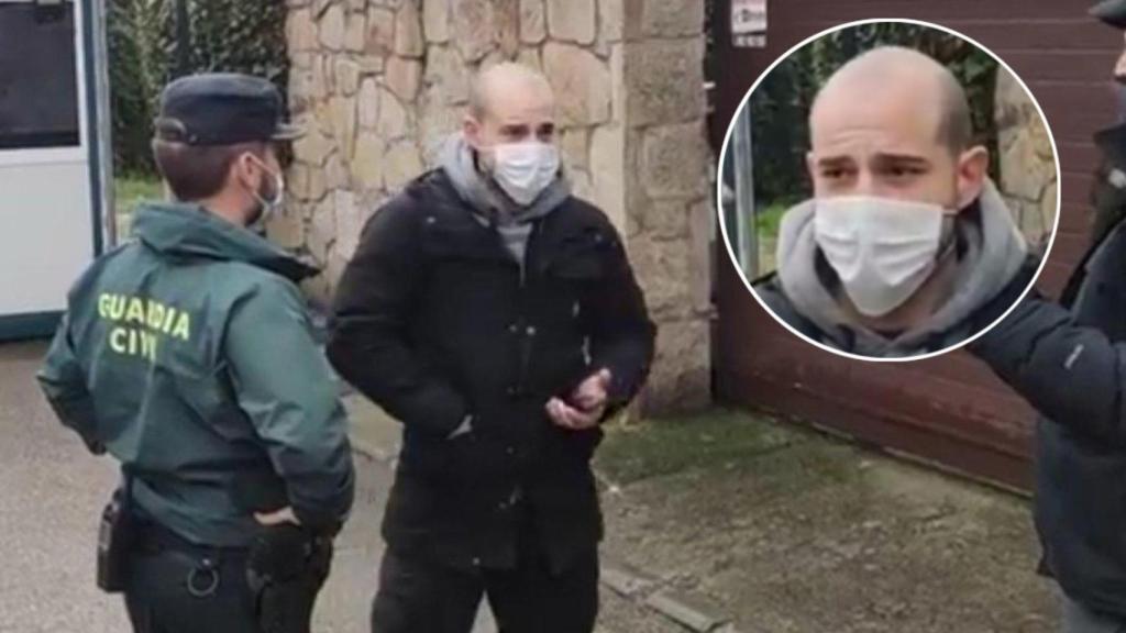 Iñaki Jiménez, el 'Pirrakas', departe con los agentes en la puerta del chalet de Iglesias