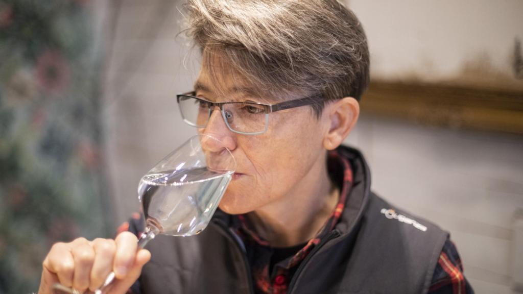 Mar, directora de la Escuela Europea de Cata, degustando una de las aguas minerales naturales.