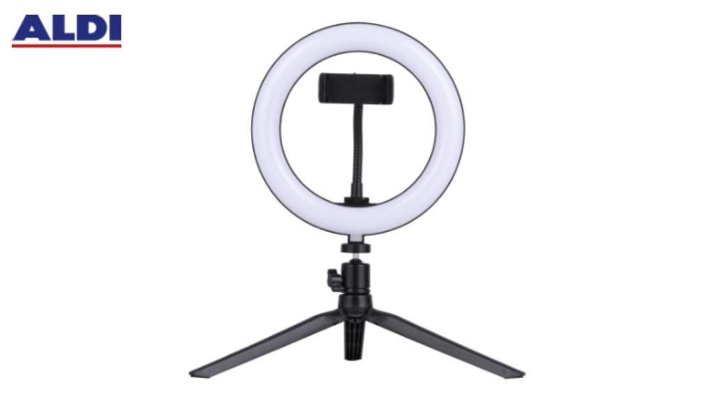 Aldi también vende un aro de luz para el móvil a precio de chollo.
