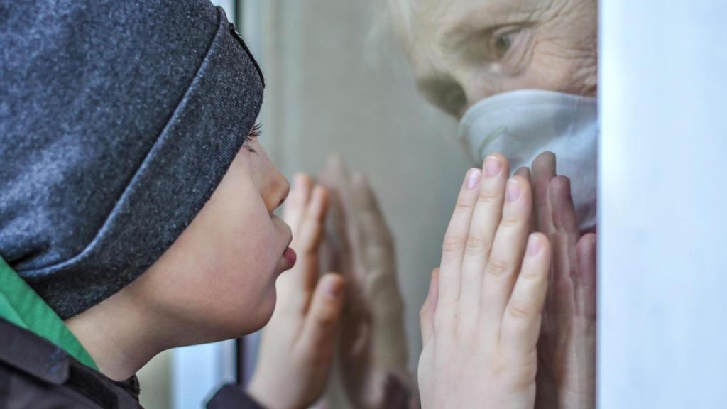 anciana mayor nieto abuela coronavirus