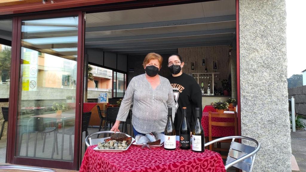 Madre e hija en la terraza del local.