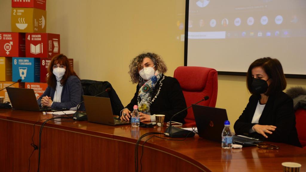 La rectora Beatriz Miguel, presidiendo el Consejo de Gobierno, rodeada, a su izquierda, de la secretaria del equipo de dirección, Rosa Badillo, y a su derecha, de la vicerrectora de Investigación, Catalina Egea.