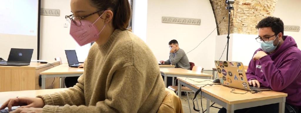 Unos alumnos de la UPCT programando con sus equipos un sistema de telecomunicación.