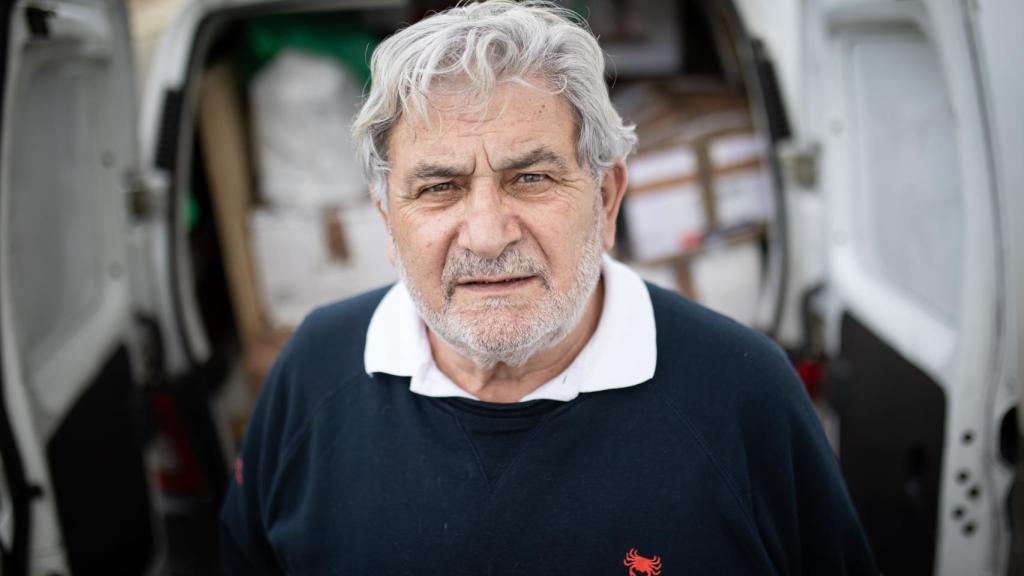 Laureano Oubiña, en la plaza frente al Ayuntamiento de Becerreá (Lugo).