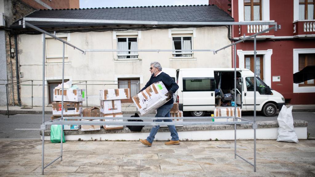 Oubiña montando su puesto en el mercadillo de Becerreá.