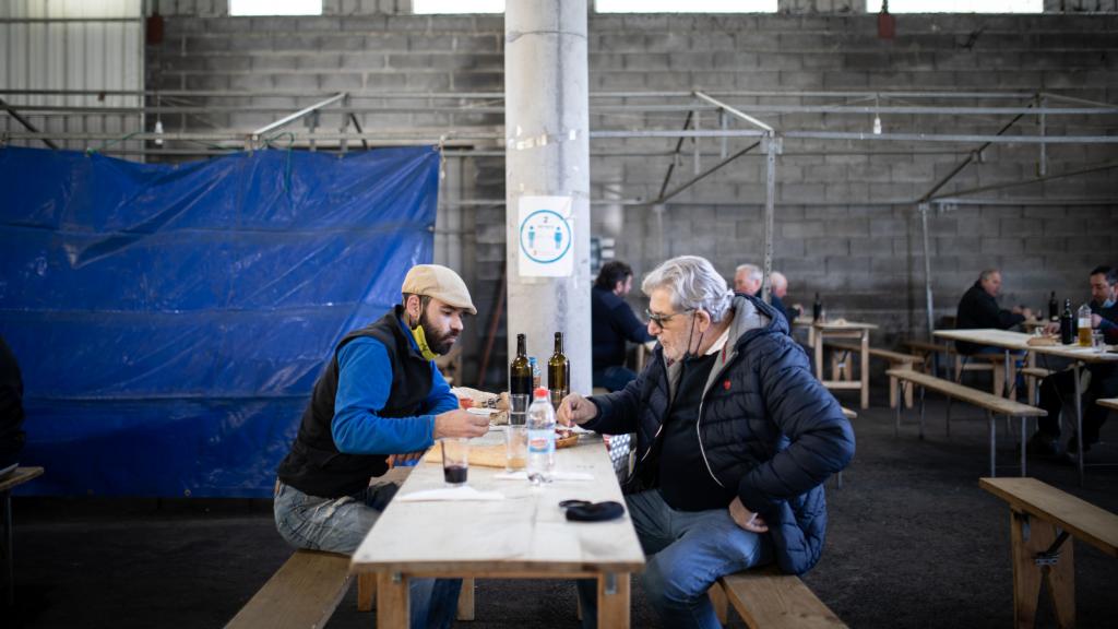 El extraficante junto a su amigo Manuel, en la feria de ganado de Becerreá.