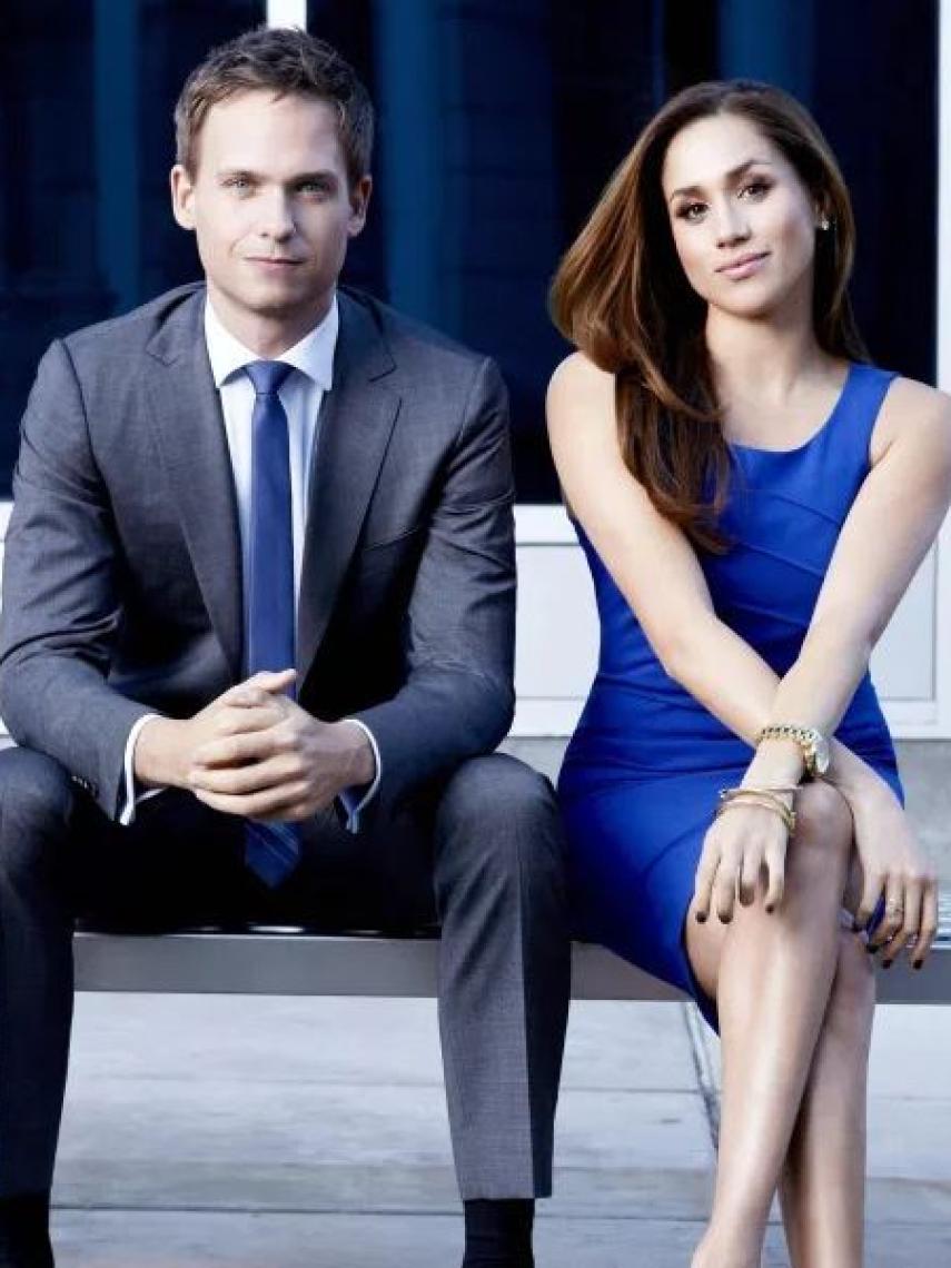 Patrick J. Adams y Meghan Markle, en una imagen promocional de la serie 'Suits'.