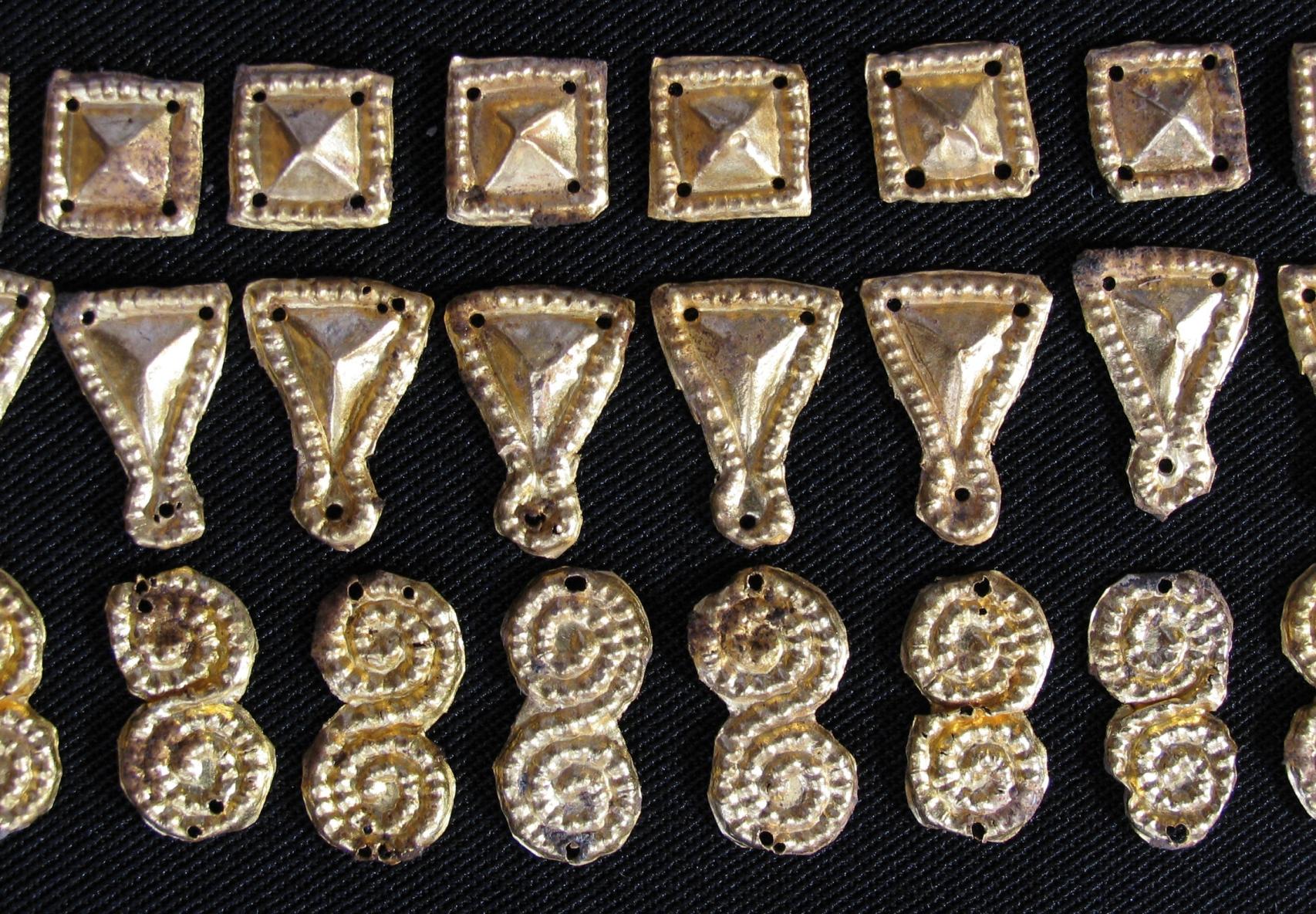 Joyas de oro orientales descubiertas en la necrópolis, sobre una de las princesas.