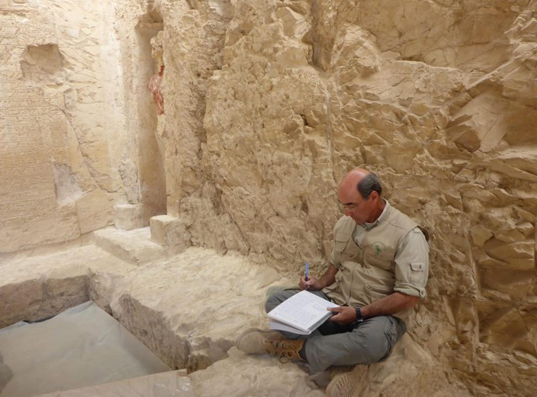 José Manuel Galán, sentado en la entrada de la tumba del tesorero real.