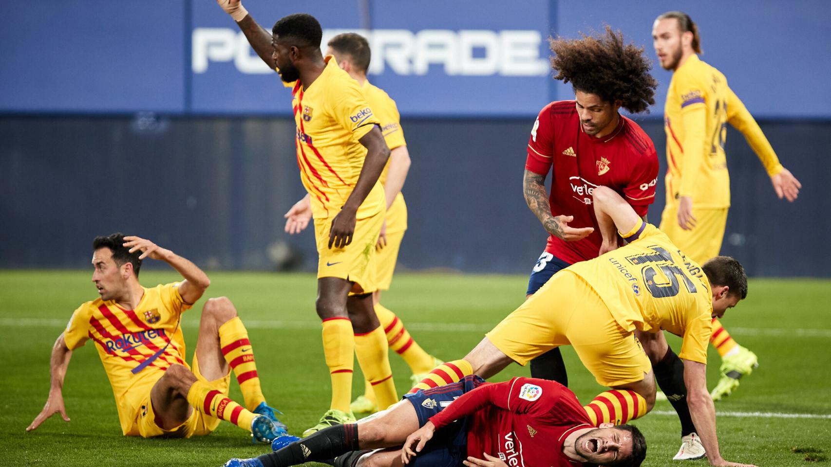 La defensa del Barça despeja un balón