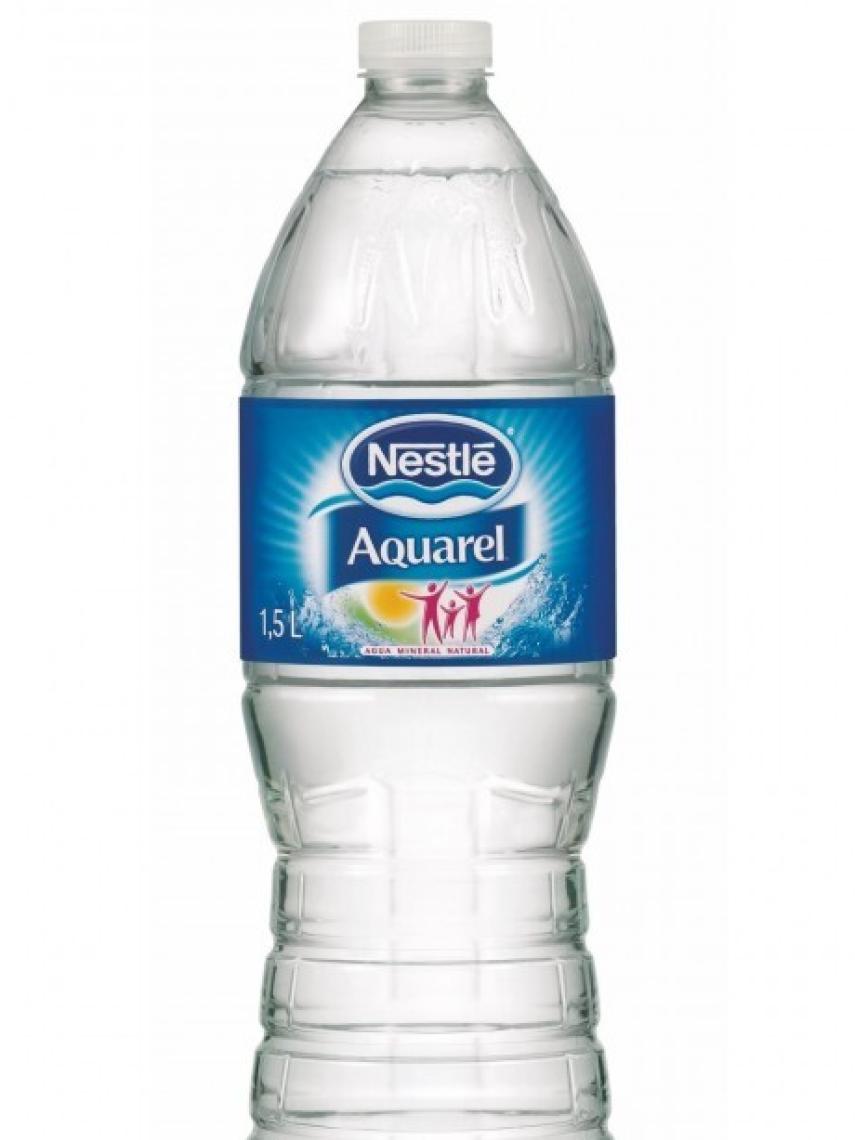 En este momento, José Mota tiene agua de Nestlé en su nevera, ya que es la que venía con el menú de una hamburguesería.