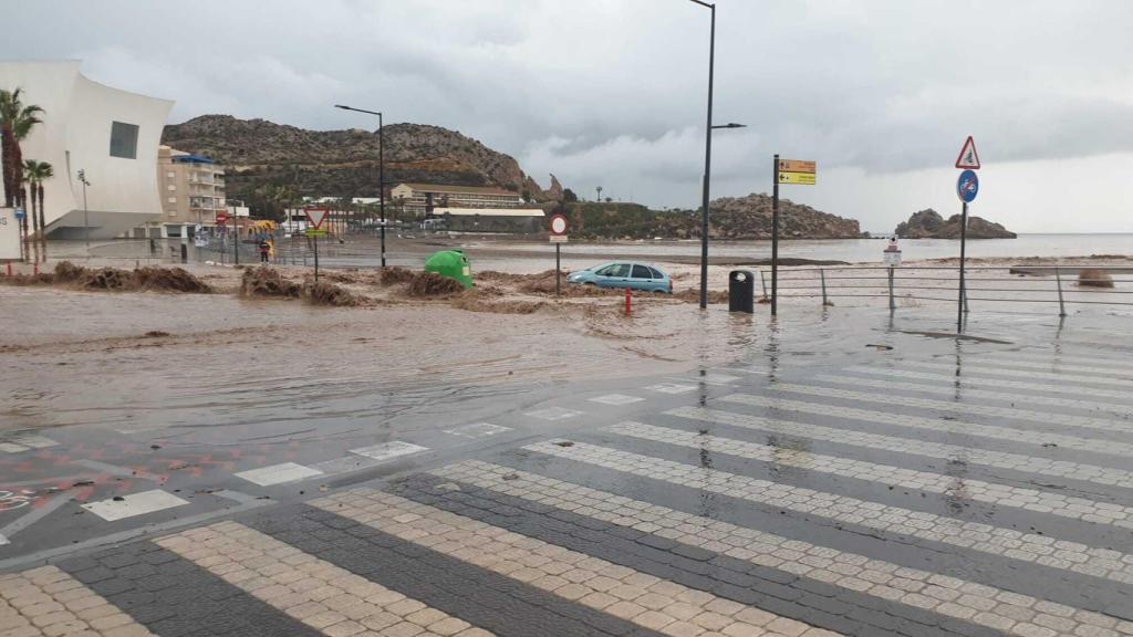 Una monovolumen arrastrada por la Rambla de las Culebras a una playa de Águilas.