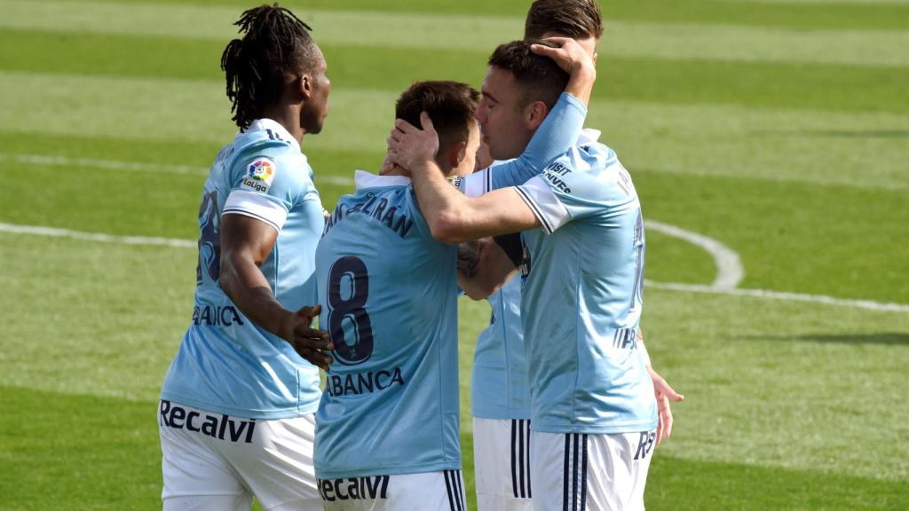 Los jugadores del Celta celebran un tanto