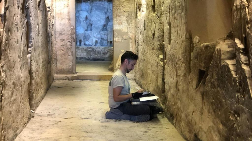 Uno de los investigadores del CSIC, en el interior de la tumba de Djehuty.