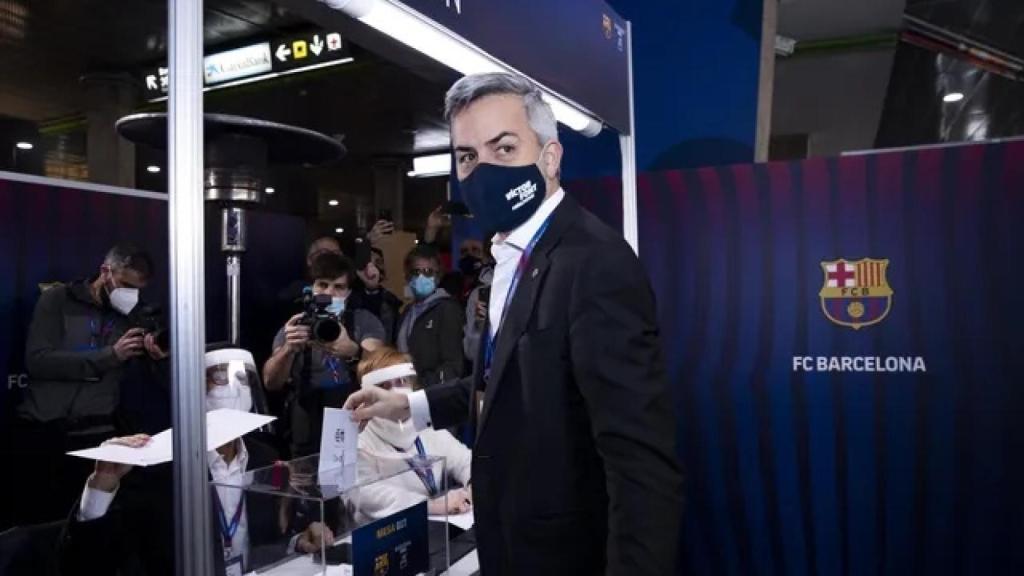Víctor Font, candidato a la presidencia del Barça, ejerciendo su  derecho al voto