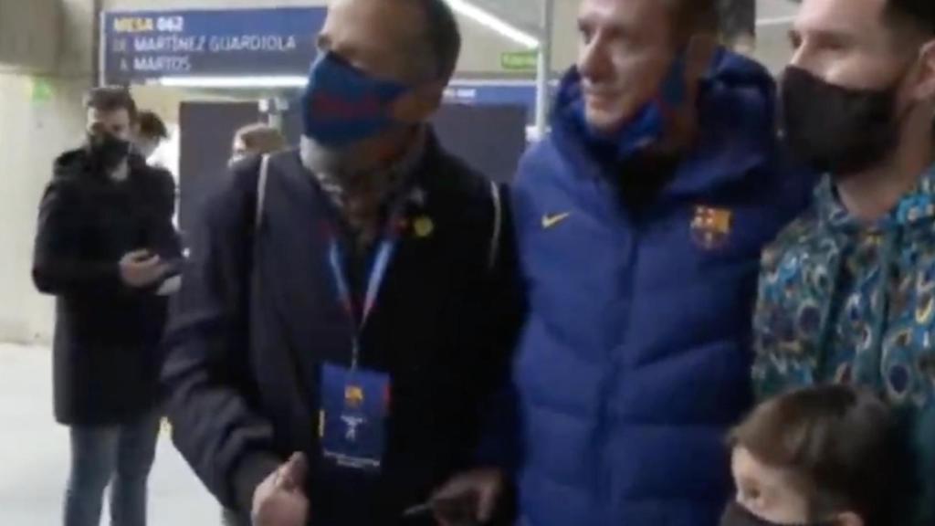 Messi se fotografía con varios aficionados del Barça tras votar en las elecciones a la presidencia del club
