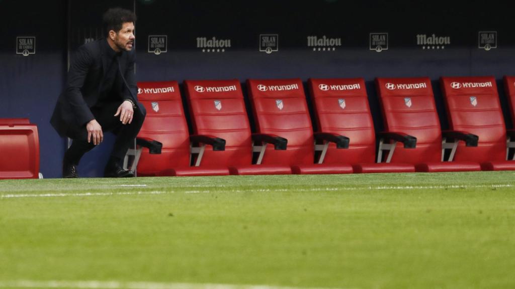 Simeone sigue el Derbi desde el banquillo del Wanda