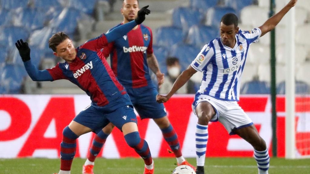 Isak pelea un balón con Bardhi