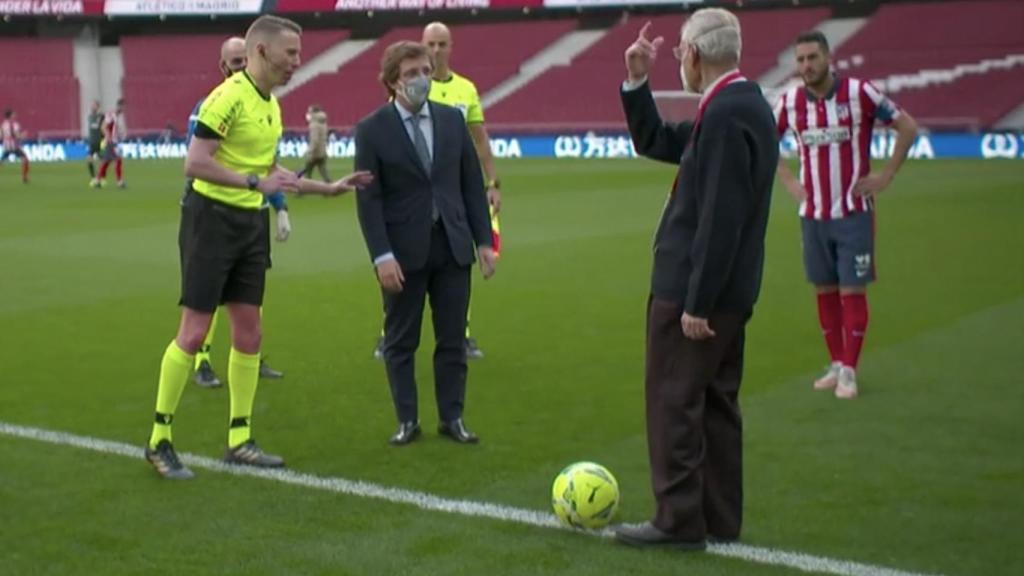 Pedro Palomero, socio nº1 del Atlético de Madrid, y José Luis Martínez-Almeida, Alcalde de Madrid, hacen el saque de honor del derbi