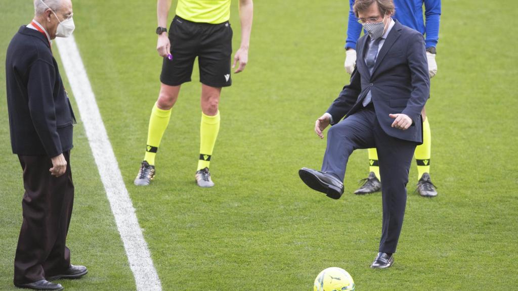 Pedro Palomero, socio nº1 del Atlético de Madrid, y José Luis Martínez-Almeida, Alcalde de Madrid, hacen el saque de honor del derbi