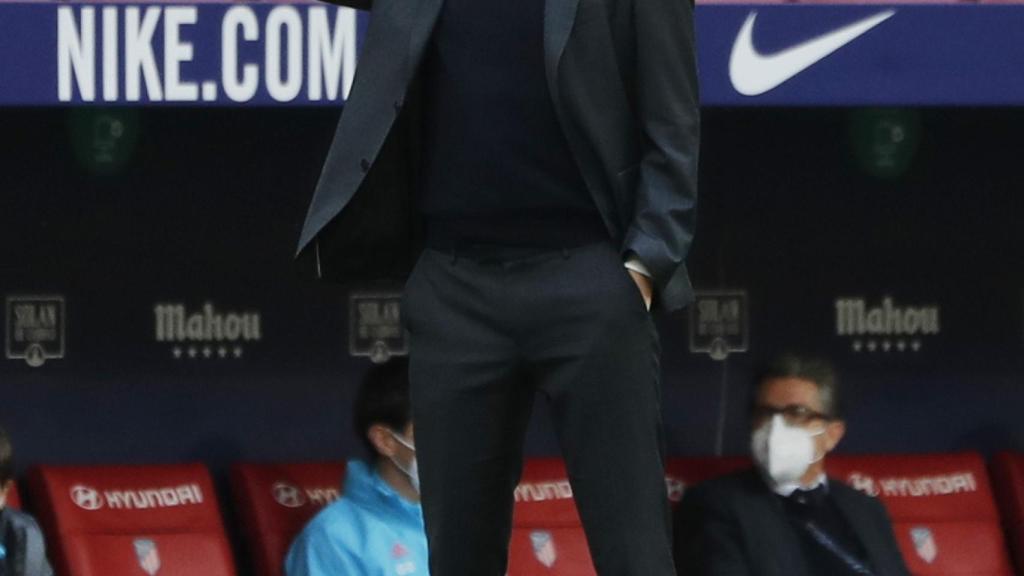 Zidane sigue desde la banda del Wanda el derbi