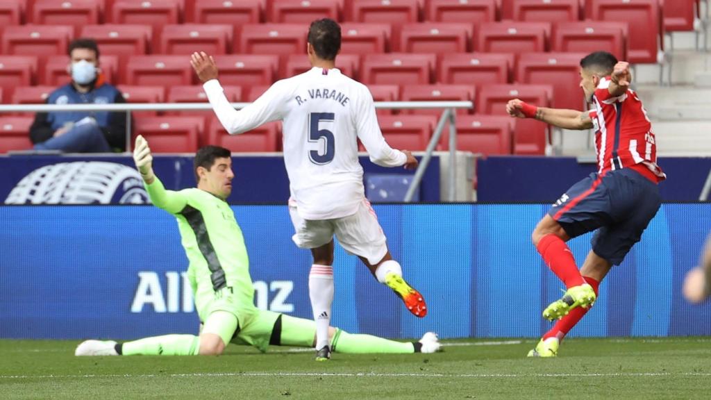 Luis Suárez bate a Courtois en el derbi