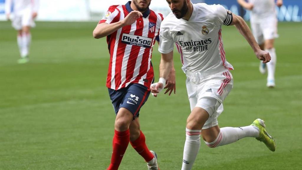 Koke Resurrección en acción con Karim Benzema durante el Derbi