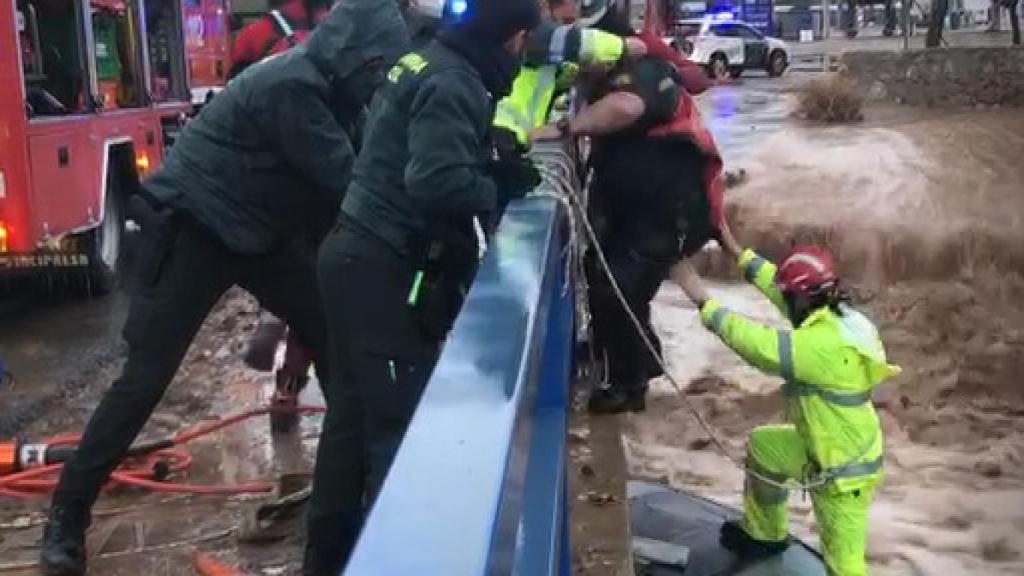 El conductor que estaba atrapado en su coche rescatado por los bomberos del parque de Águilas.