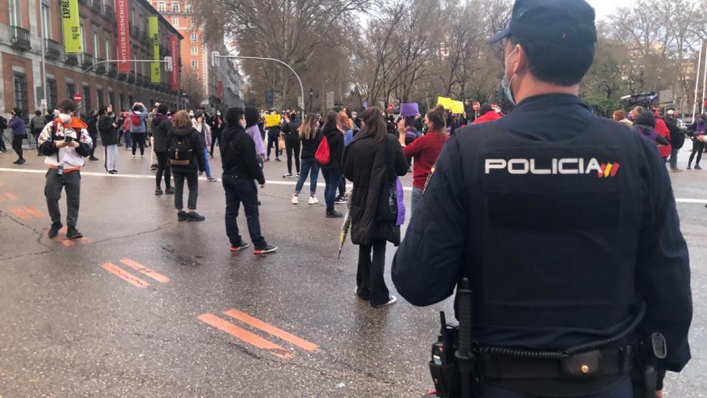 La Policía Nacional ha acordonado a las feministas en su marcha.