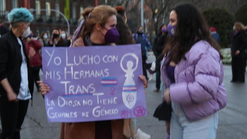 Yo lucho con mis hermanas trans, reza el cartel de esta asistente.