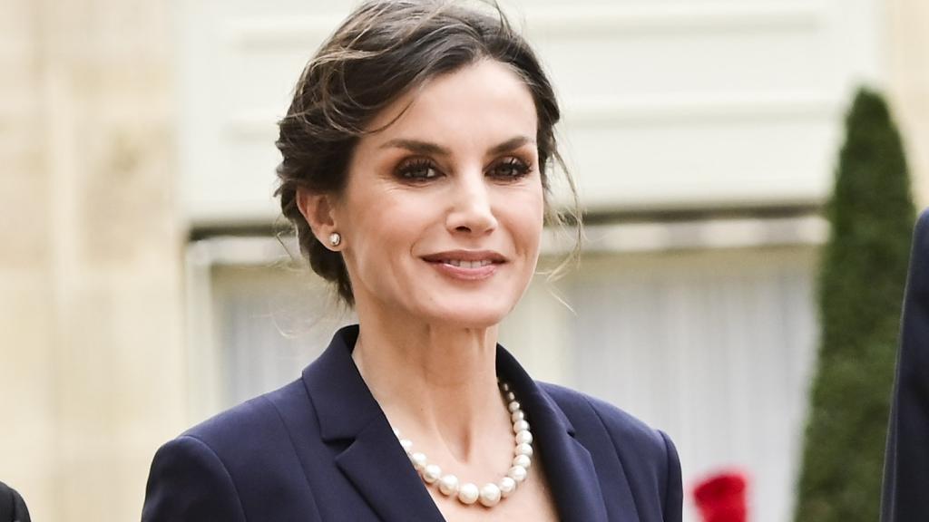 La reina Letizia con collar de perlas del lote de pasar en París.