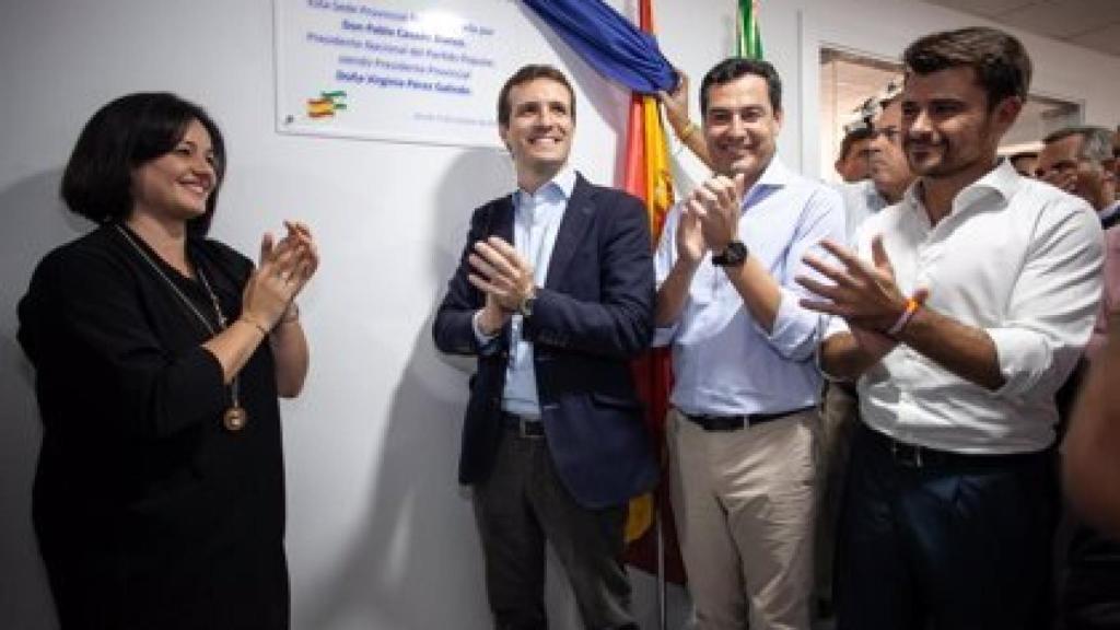 La presidenta del PP de Sevilla, Virginia Pérez, junto a Pablo Casado.