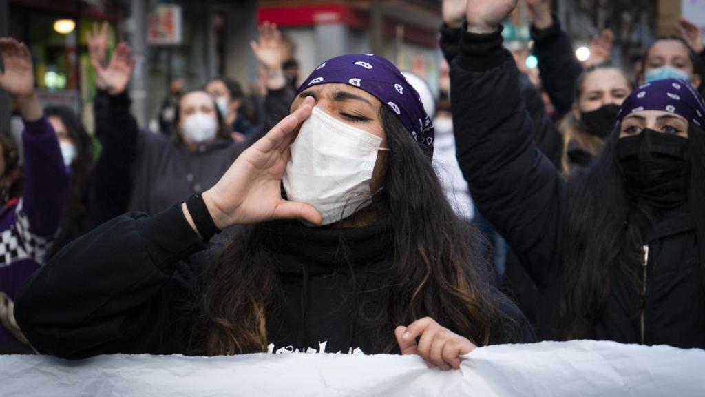 Manifestantes del 8-M en las calles de Vallecas.