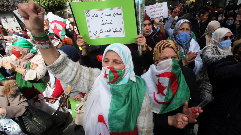 Cientos de mujeres salen a protestar en Argelia, en manifestaciones que acabaron con algunos careos con la policía. Foto: Reuters