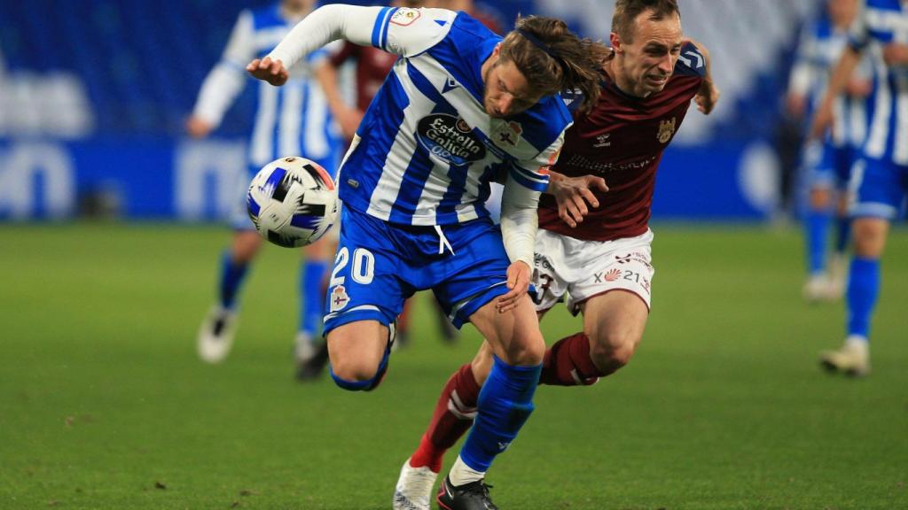 Keko en un lance del juego del Deportivo – Pontevedra