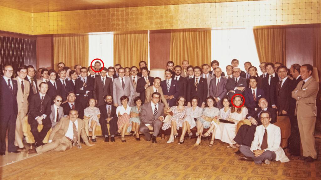 La promoción de Isabel donde también aparece Mariano Rajoy, marcados en rojo.