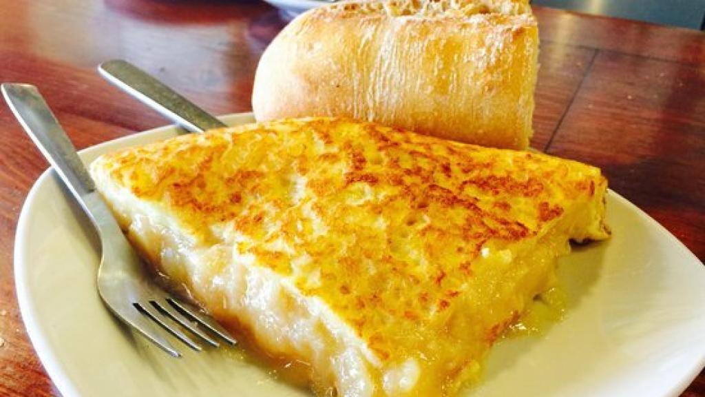 Un pincho de tortilla recién hecho.