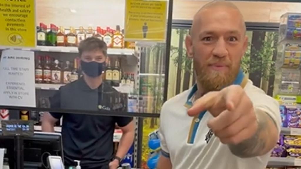 Conor McGregor, comprando una botella de whisky sin mascarilla