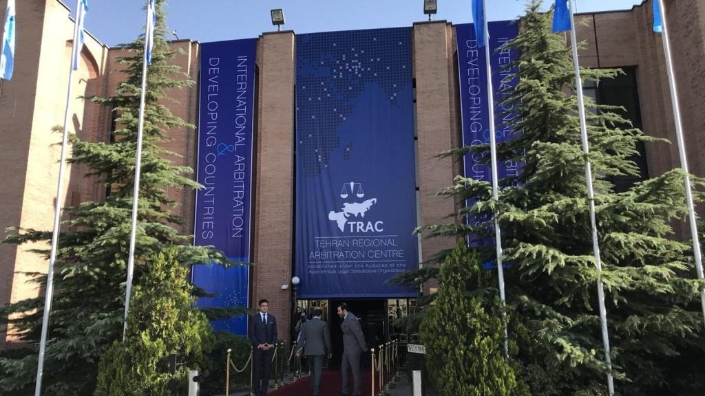 España gana a BlackRock por el recorte a las renovables y no pagará ni un céntimo de indemnización