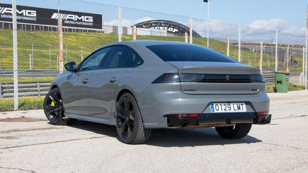 Este Peugeot 508 PSE es un coche híbrido enchufable.